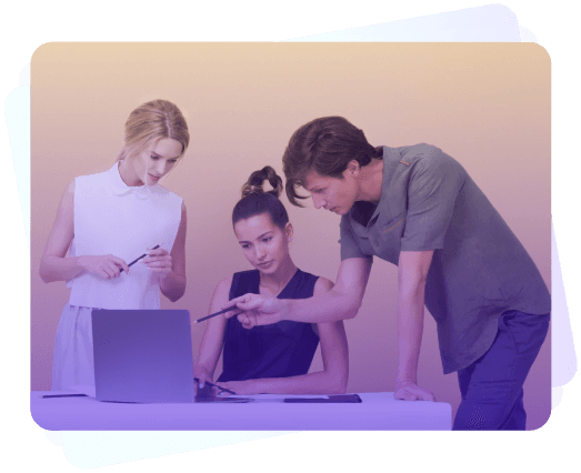 Diseñadores revisando un reuqerimiento de diseño inicial
